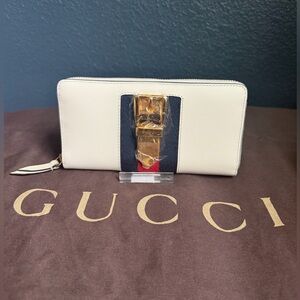 Gucci Sylvie White Leather Zip Wallet with Blue and Red Stripe and Gold Hardware
